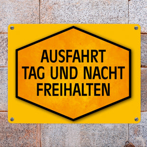 Ausfahrt Tag und Nacht freihalten Warn- und Hinweisschild in Gelb und Schwarz