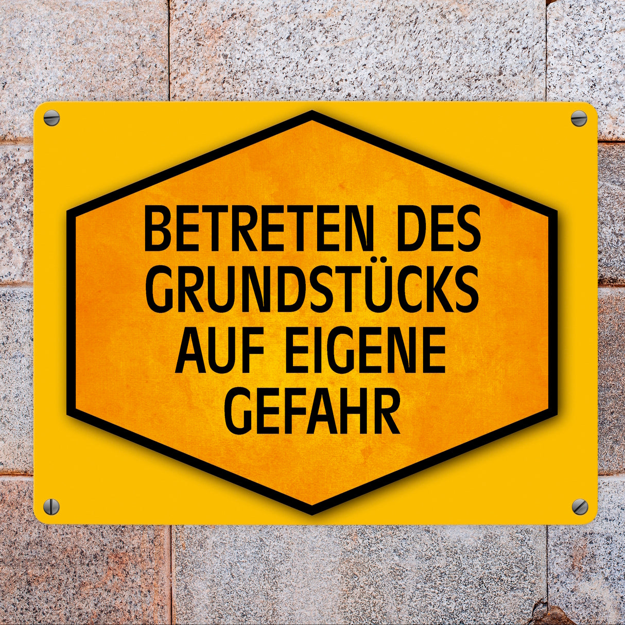 Betreten des Grundstücks auf eigene Gefahr Warn- und Hinweisschild in Gelb und Schwarz