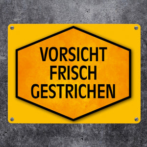 Vorsicht frisch gestrichen Warn- und Hinweisschild in Gelb und Schwarz
