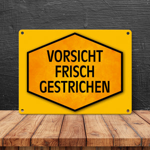Vorsicht frisch gestrichen Warn- und Hinweisschild in Gelb und Schwarz
