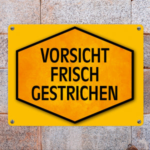 Vorsicht frisch gestrichen Warn- und Hinweisschild in Gelb und Schwarz
