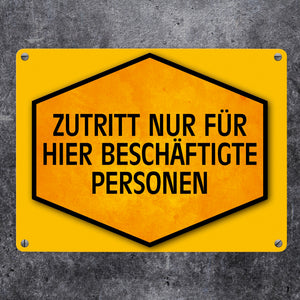 Zutritt nur für hier beschäftigte Personen Warn- und Hinweisschild in Gelb und Schwarz