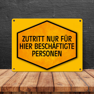 Zutritt nur für hier beschäftigte Personen Warn- und Hinweisschild in Gelb und Schwarz
