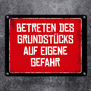 Betreten des Grundstücks auf eigene Gefahr Warn- und Hinweisschild im Used-Look