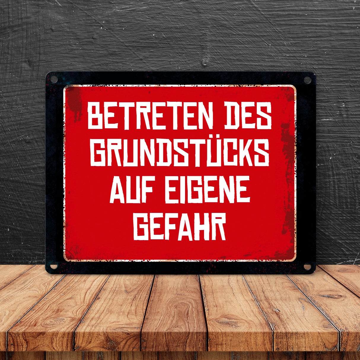 Betreten des Grundstücks auf eigene Gefahr Warn- und Hinweisschild im Used-Look
