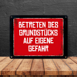 Betreten des Grundstücks auf eigene Gefahr Warn- und Hinweisschild im Used-Look