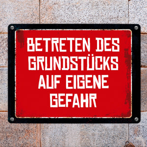 Betreten des Grundstücks auf eigene Gefahr Warn- und Hinweisschild im Used-Look