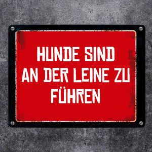 Hunde sind an der Leine zu führen Warn- und Hinweisschild im Used-Look
