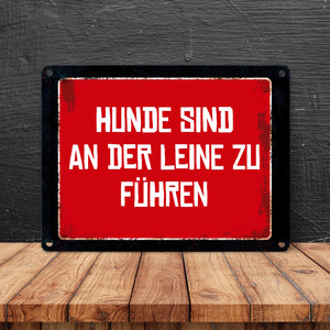 Hunde sind an der Leine zu führen Warn- und Hinweisschild im Used-Look