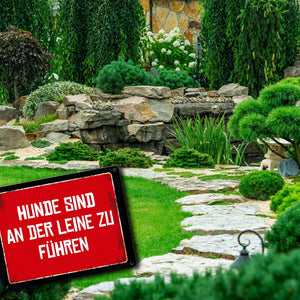 Hunde sind an der Leine zu führen Warn- und Hinweisschild im Used-Look