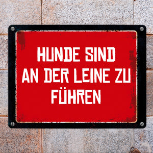 Hunde sind an der Leine zu führen Warn- und Hinweisschild im Used-Look