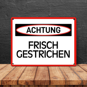 Frisch gestrichen Warn- und Hinweisschild im modernen Design