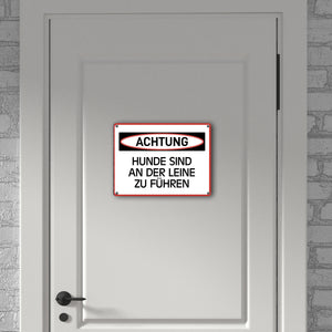 Hunde sind an der Leine zu führen Warn- und Hinweisschild im modernen Design