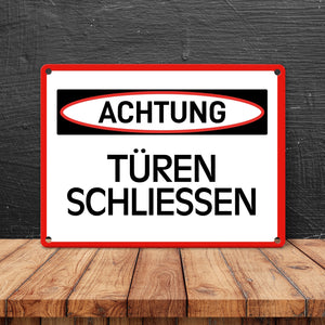 Türen schließen Warn- und Hinweisschild im modernen Design