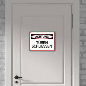 Türen schließen Warn- und Hinweisschild im modernen Design