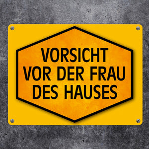 Vorsicht vor der Frau des Hauses Warn- und Hinweisschild in Gelb und Schwarz