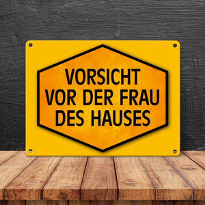 Vorsicht vor der Frau des Hauses Warn- und Hinweisschild in Gelb und Schwarz