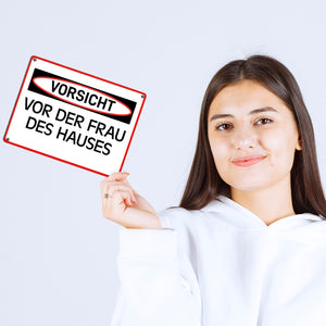 Vorsicht vor der Frau des Hauses Metallschild