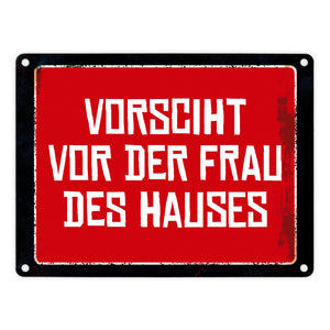 Vorsicht vor der Frau des Hauses Warn- und Hinweisschild im Used-Look