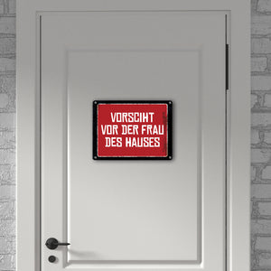 Vorsicht vor der Frau des Hauses Warn- und Hinweisschild im Used-Look