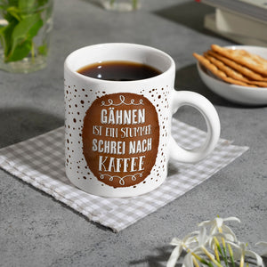 Kaffeebecher mit Spruch: Gähnen ist ein stummer Schrei nach Kaffee