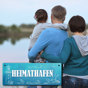Metallschild mit maritimen Motiv und Spruch: Heimathafen
