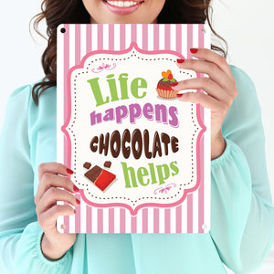Metallschild mit Spruch: Life Happens - Chocolate Helps