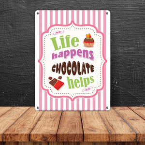 Metallschild mit Spruch: Life Happens - Chocolate Helps