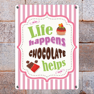 Metallschild mit Spruch: Life Happens - Chocolate Helps