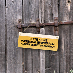 Metallschild mit Spruch: Bitte keine Werbung einwerfen! Außer Bier…