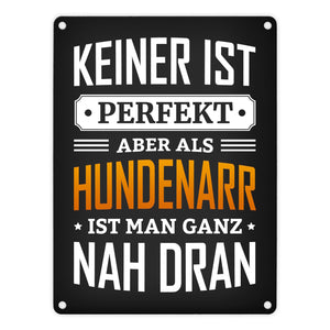 Metallschild mit Spruch: Keiner ist perfekt, aber als Hundenarr ist man ganz nah dran