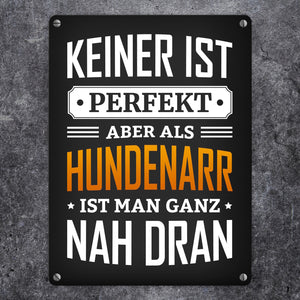 Metallschild mit Spruch: Keiner ist perfekt, aber als Hundenarr ist man ganz nah dran