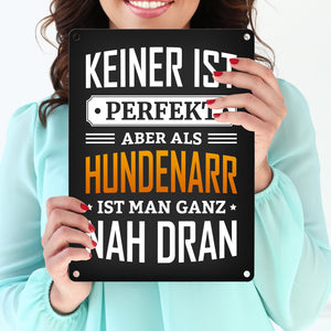 Metallschild mit Spruch: Keiner ist perfekt, aber als Hundenarr ist man ganz nah dran