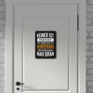 Metallschild mit Spruch: Keiner ist perfekt, aber als Hundenarr ist man ganz nah dran