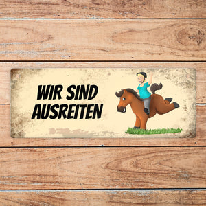 Braunes Pferd ist auf der Koppel oder ausreiten Wendeschild mit Kordel