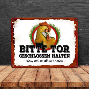 Hühner Metallschild mit Hahn Motiv und Spruch: Bitte Tor geschlossen halten