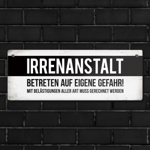 Klinik Metallschild mit Warnhinweis und Spruch: Irrenanstalt