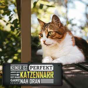 Metallschild mit Spruch: Keiner ist perfekt, aber als Katzennarr ist man ganz nah dran