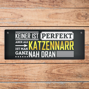 Metallschild mit Spruch: Keiner ist perfekt, aber als Katzennarr ist man ganz nah dran