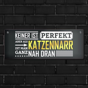 Metallschild mit Spruch: Keiner ist perfekt, aber als Katzennarr ist man ganz nah dran
