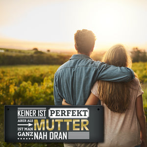 Metallschild mit Spruch: Keiner ist perfekt, aber als Mutter ist man ganz nah dran