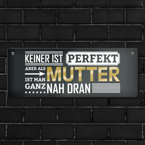 Metallschild mit Spruch: Keiner ist perfekt, aber als Mutter ist man ganz nah dran