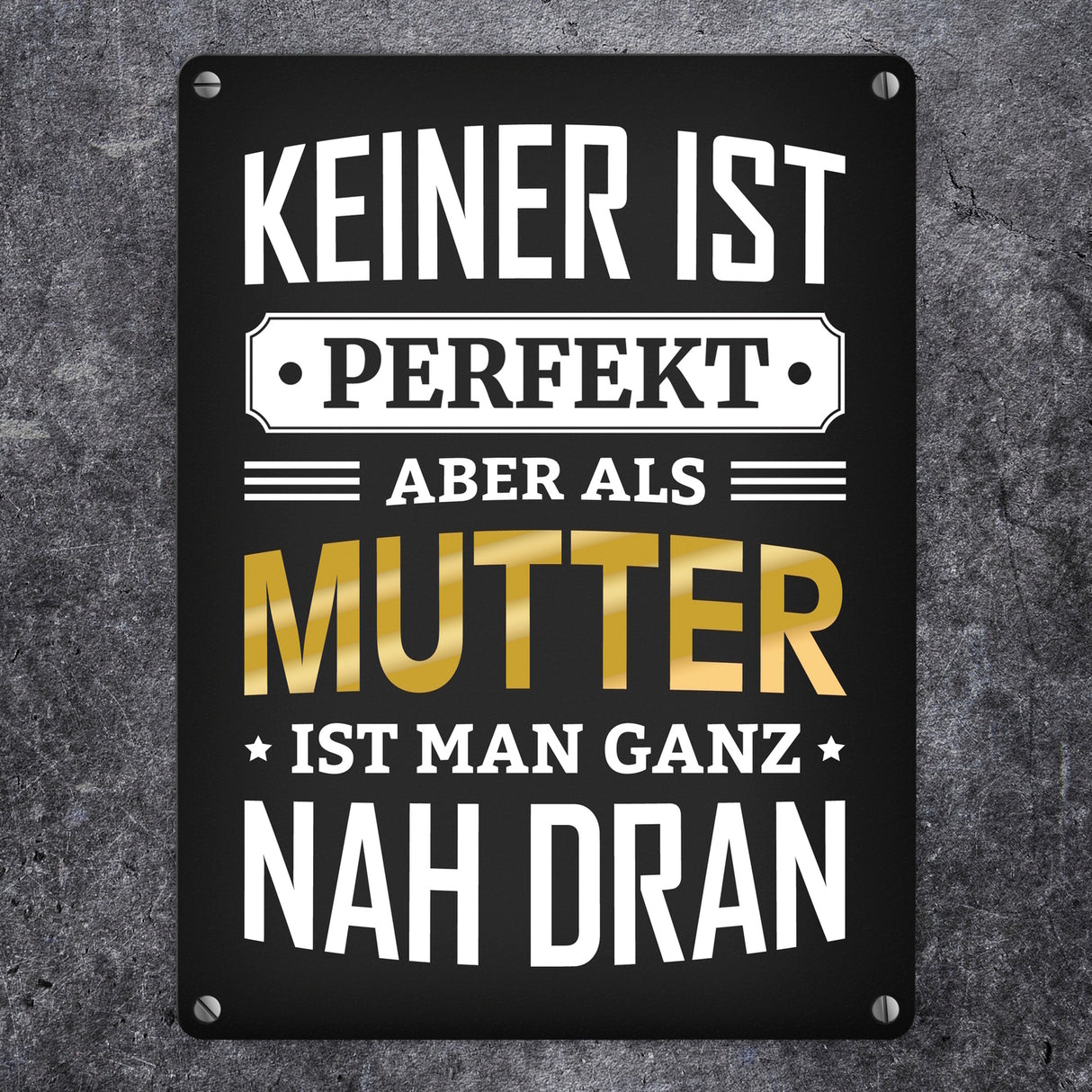Metallschild mit Spruch: Keiner ist perfekt, aber als Mutter ist man ganz nah dran