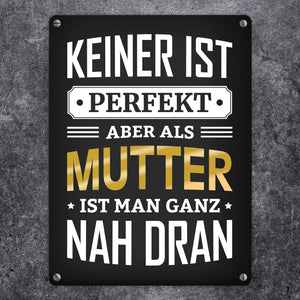 Metallschild mit Spruch: Keiner ist perfekt, aber als Mutter ist man ganz nah dran