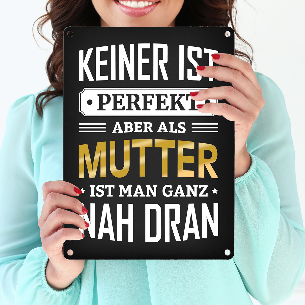 Metallschild mit Spruch: Keiner ist perfekt, aber als Mutter ist man ganz nah dran