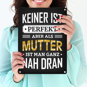 Metallschild mit Spruch: Keiner ist perfekt, aber als Mutter ist man ganz nah dran