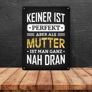 Metallschild mit Spruch: Keiner ist perfekt, aber als Mutter ist man ganz nah dran