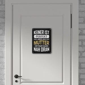 Metallschild mit Spruch: Keiner ist perfekt, aber als Mutter ist man ganz nah dran