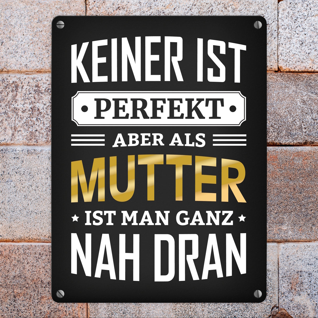 Metallschild mit Spruch: Keiner ist perfekt, aber als Mutter ist man ganz nah dran