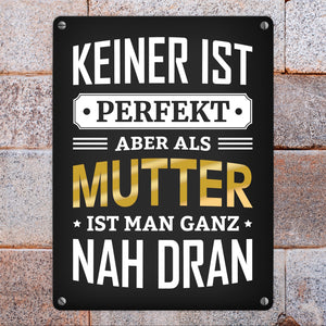 Metallschild mit Spruch: Keiner ist perfekt, aber als Mutter ist man ganz nah dran